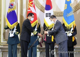 해군참모총장 삼정검에 수치 달아주는 문재인 대통령