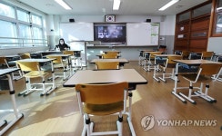 화상으로 수업 진행하는 교사