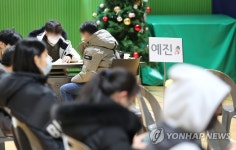 찾아가는 학교 단위 백신접종 예진 받는 학생들