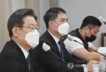 소상공인ㆍ자영업자 피해단체 간담회에서 인사말하는 이재명 후보