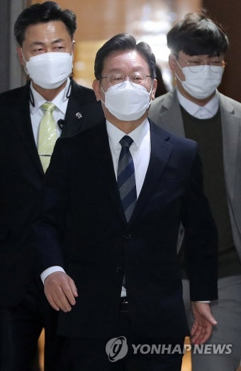 소상공인ㆍ자영업자 피해단체 간담회 참석하는 이재명 후보