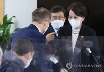 유은혜 부총리-권덕철 복지부 장관, 코로나 병상 확보 위한 국립병원장 간담회 참석