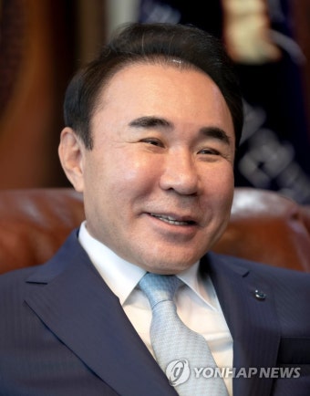 연합뉴스와 인터뷰하는 윤홍근 빙상연맹회장