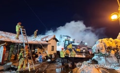 강릉 사근진해변 인근 민박서 불…3시간여 만에 큰불 잡아(종합)