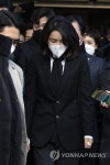 발표 마친 뒤 당사 나서는 김건희 대표