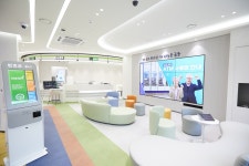 간결하고 글자도 크게…신한은행 신림동에 고령층 특화지점