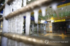 지하철 3호선 화정역, 스프링클러 동파로 일부 입구 폐쇄