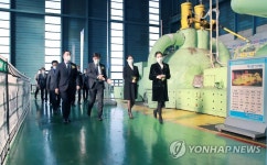 폐쇄 앞둔 호남화력발전소 둘러보는 문승욱 장관