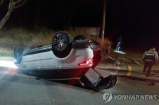 부산 이기대공원서 전복된 SUV