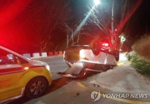 등산로 출입 차단봉 들이받고 전복된 SUV