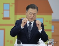 안경 고쳐쓰는 문재인 대통령