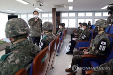 승전 전망대 방문해 격려사하는 김부겸 총리