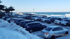 해맞이객의 차로 가득 찬 바닷가 주차장