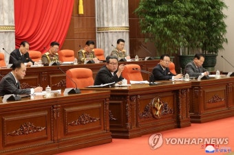북한 전원회의서 발언하는 김정은