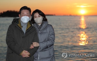 부산에서 새해 일출 생중계하는 이재명 대선후보 부부