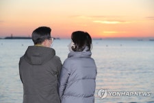 여명을 보며 대화하는 이재명 대선후보 부부
