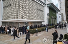백화점 세일 시작, 개장시간 기다리는 고객들