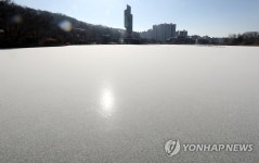 하얗게 얼어붙은 명암저수지