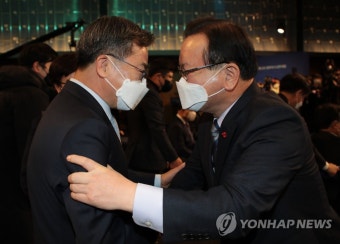 인사하는 김부겸 총리와 김동연 대선후보
