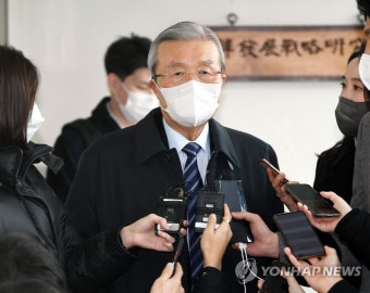 사무실 나서는 김종인