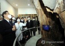 담양 에코센터에서 설명 듣는 이재명 대선후보