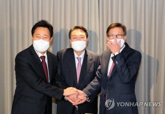오세훈 서울시장, 박형준 부산시장과 악수하는 윤석열 후보