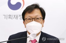 2021년 세법개정 후속 시행령 개정안 설명하는 김태주 세제실장