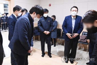 순직 소방관 유가족 위로하는 윤석열-이준석