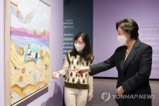김정숙 여사, 발달장애예술인 특별전 관람…희망 선물받아