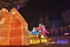 이런 공원이라면 밤드리 노니다가…화려한 등 매력적인 익산 서동공원