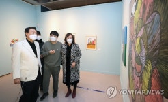 발달장애 특별전시회 관람하는 윤석열 대선후보 대표 이미지