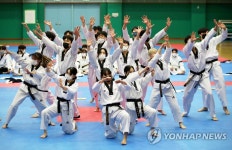 훈련 중인 세계태권도연맹 시범단