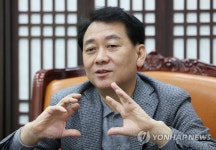 연합뉴스와 인터뷰하는 이광재
