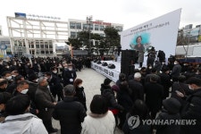 유월의 어머니 떠나보내는 시민들
