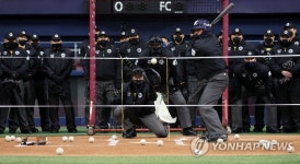 프로야구 심판들 넓어진 스트라이크존 정착, 선수들 도움 절실