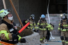 춘천 신축 고층 아파트 화재…분주한 소방관들