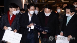 리그오브레전드 대회 관전 위해 줄 선 윤석열 후보와 이준석 대표
