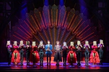 쉴 새 없이 이어지는 유쾌한 뮤지컬 찬가…썸씽로튼