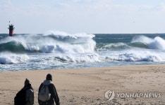 거센 파도 치는 경포해변
