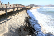 파도에 침식된 해안둘레길