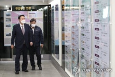 봉암공단 홍보관 둘러보는 윤석열