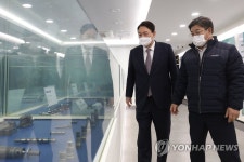 봉암공단 홍보관 둘러보는 윤석열