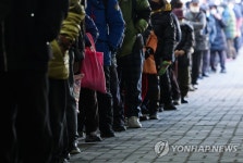 밥보다 사람이 그리워서…한파에도 북적인 무료급식소