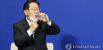 물 마시는 이재명 대선후보