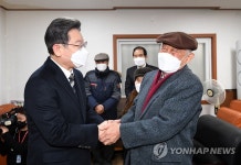 전국 경로당 회장단과 인사하는 이재명 후보