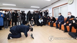 전국 경로당 회장단에게 큰절하는 이재명 후보