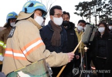 청주 에코프로비엠 화재 현장 찾은 이시종 충북지사