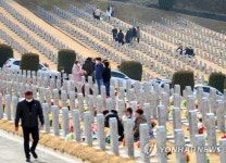 국립영천호국원 찾은 성묘객