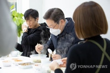 여주설렁탕 먹는 이재명 대선후보