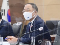 기재부 확대간부회의 주재하는 홍남기 부총리